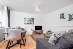 4 Bedroom House with Parking & Garden by Cherry Inn Short Let's & Services Accomodation